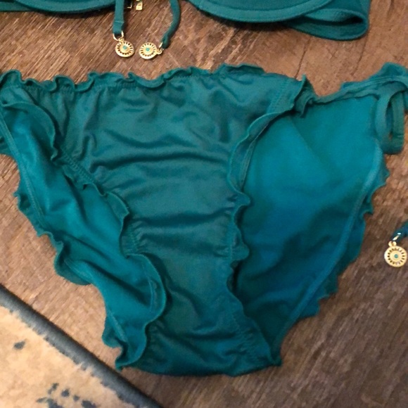 Bikini - Picture 3 of 8